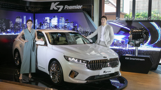 기아자동차가 12일 서울 강남구 브랜드 체험관 비트360에서 'K7 프리미어'를 공개하고 사전계약에 돌입했다. 모델들이 K7 프리미어 차량에서 포즈를 취하고 있다. 박동욱 기자 fufus@